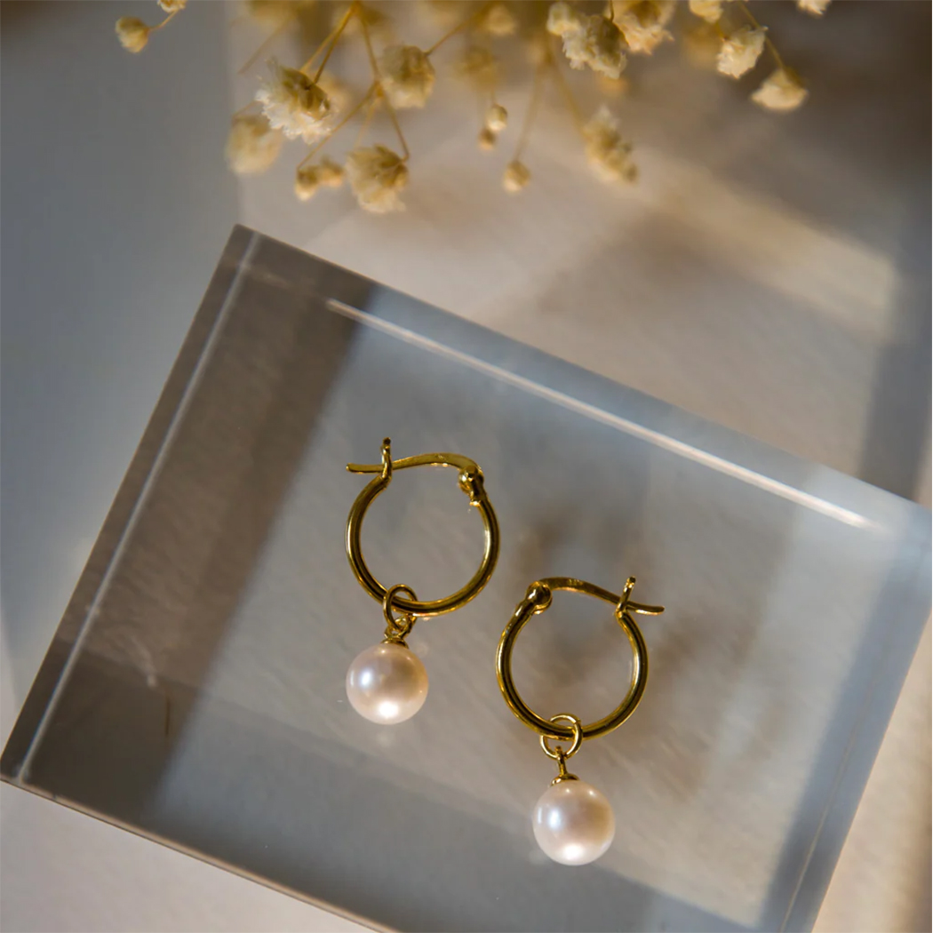Fabuleux Vous Silver Perle Freshwater Pearl Hoop Earrings (Yellow Gold)