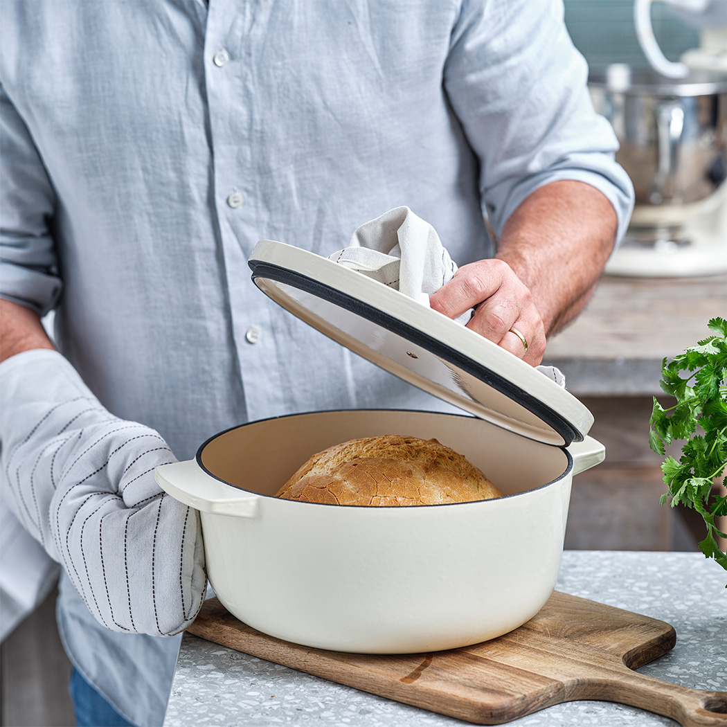 KitchenAid Covered Round Casserole 26cm (Almond Cream)