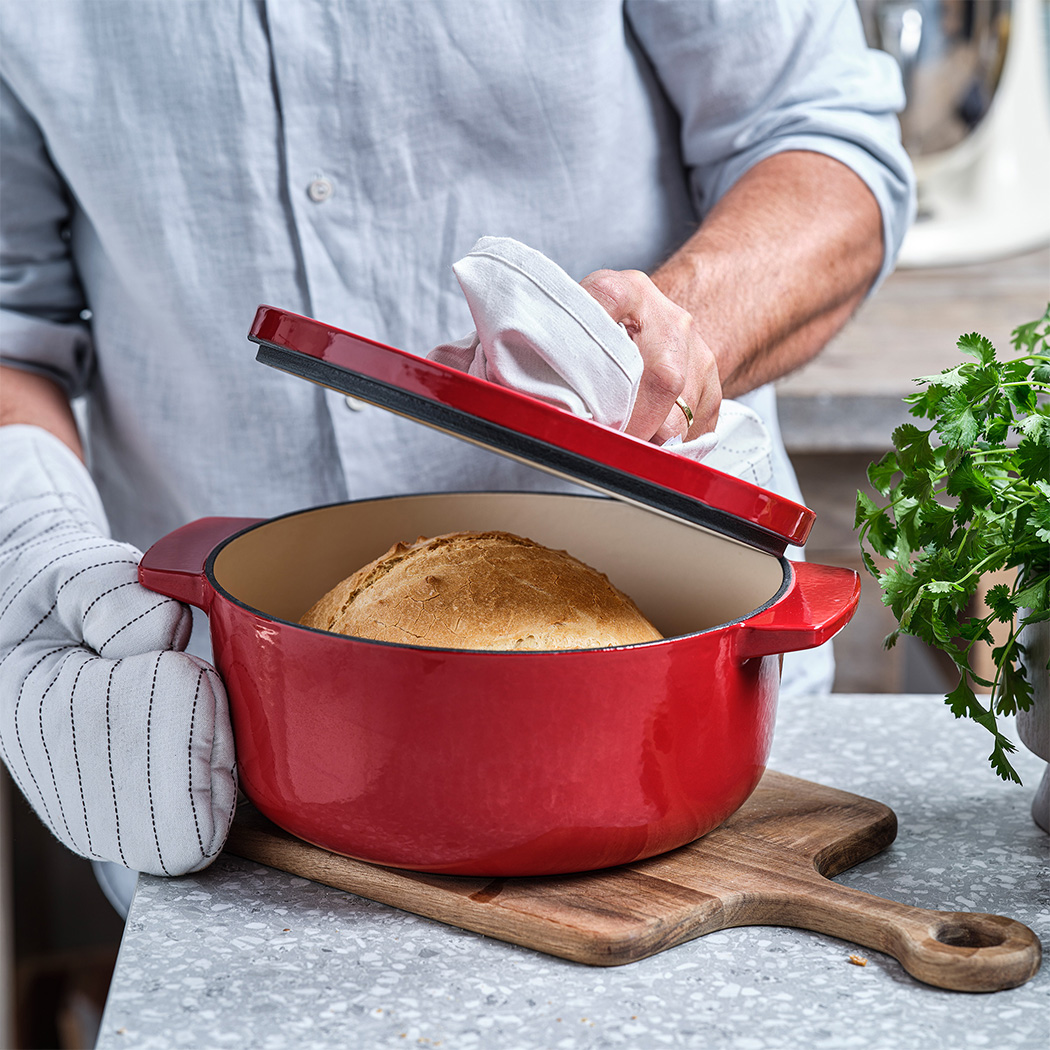 KitchenAid Covered Round Casserole 26cm (Empire Red)